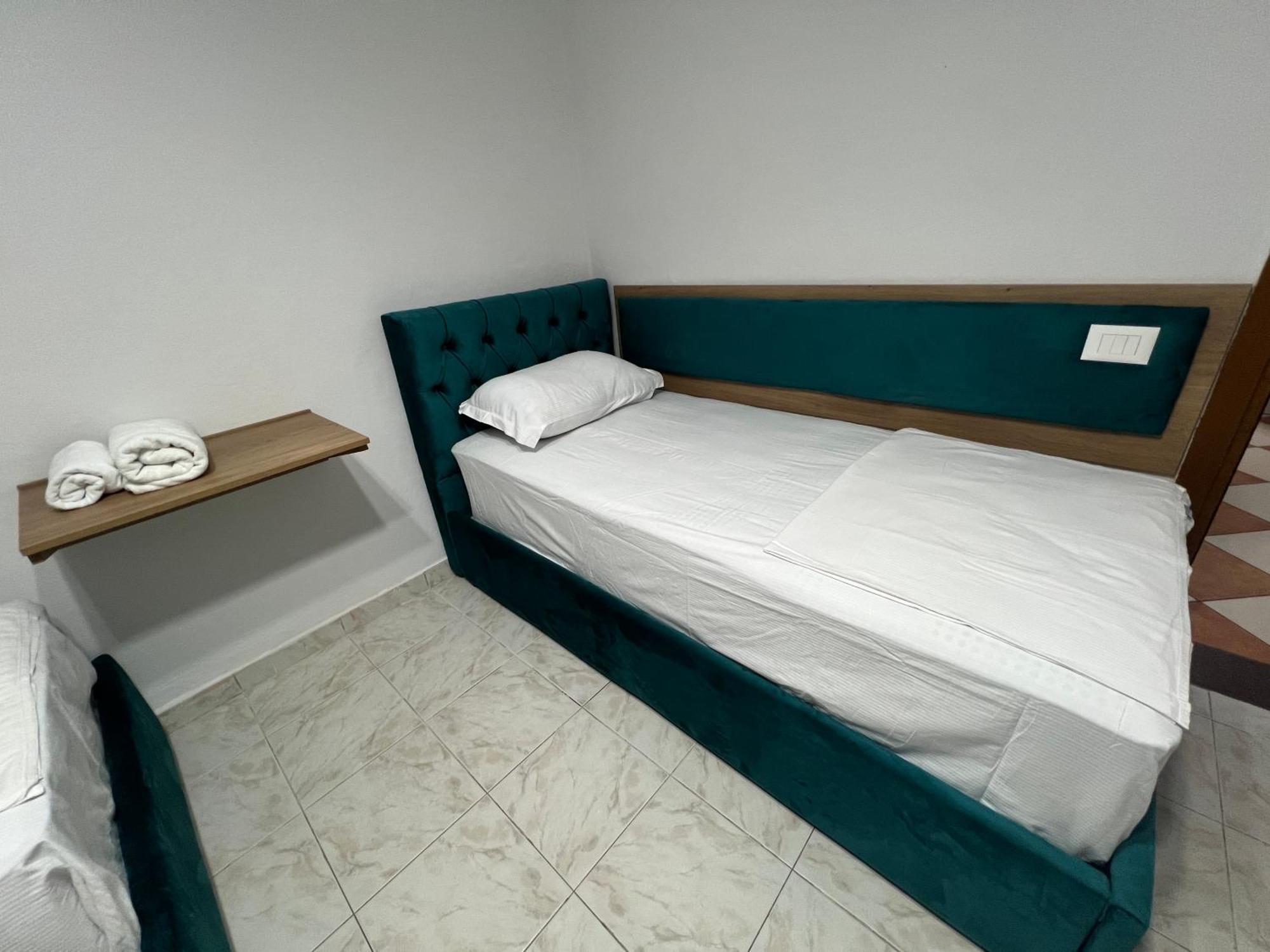Sisterhood Hostel-Female Only Tirana Extérieur photo